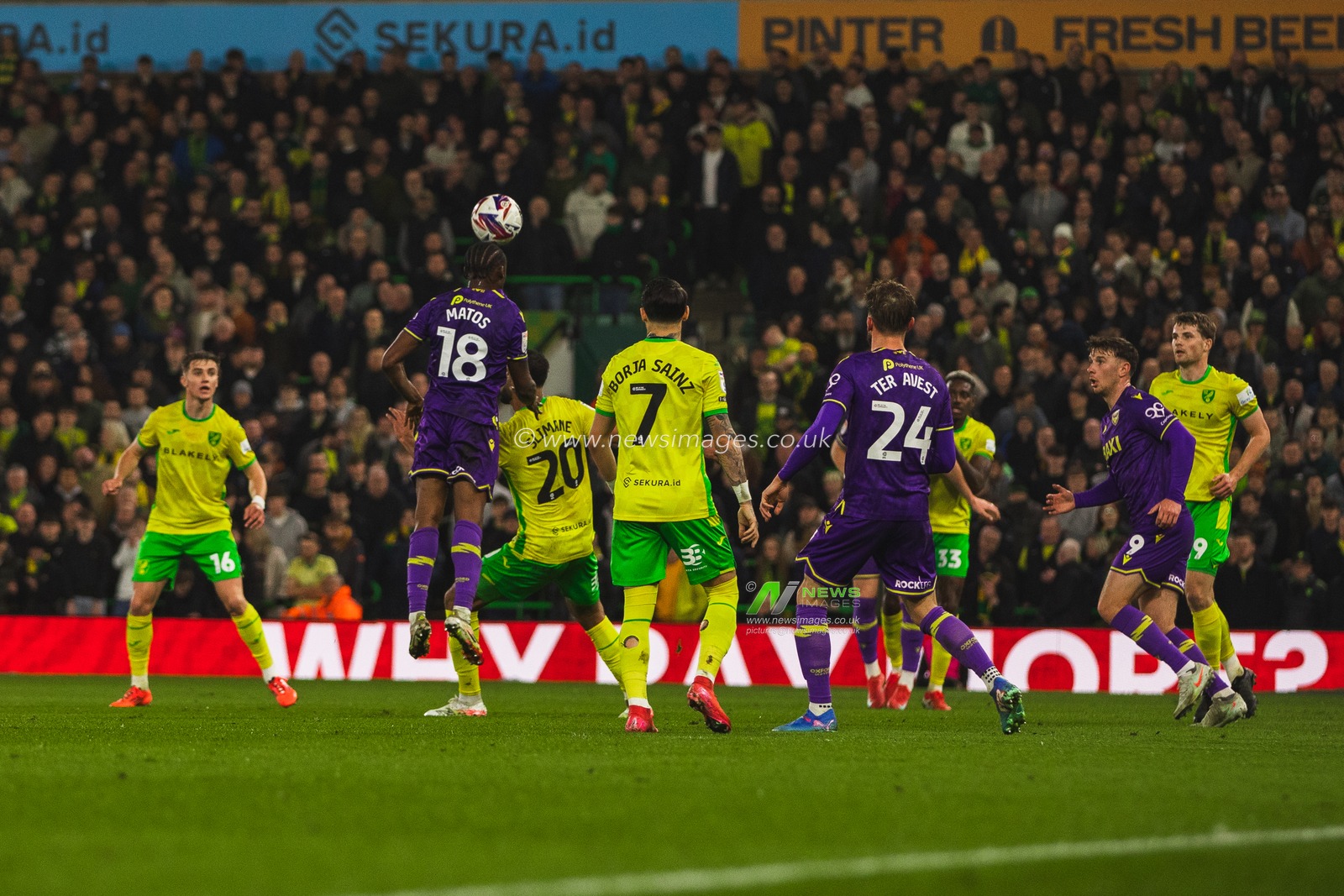 Players challenge for a header during the Sky Bet Championship match Norwich City vs Oxford United at Carrow Road, Norwich, United Kingdom, 7th March 2025

(Photo by Craig Evans/News Images)