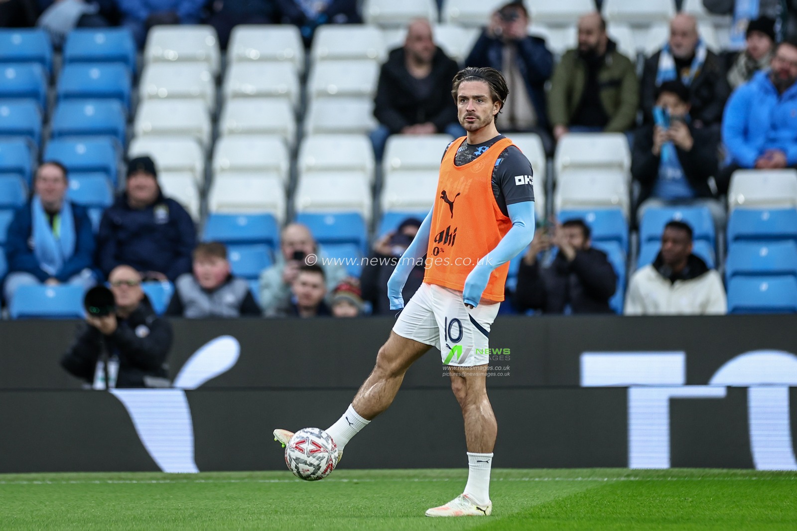 Jack Grealish of Manchester City in the pregame warmup session during the Emirates FA Cup 5th Round match Manchester City vs Plymouth Argyle at Etihad Stadium, Manchester, United Kingdom, 1st March 2025

(Photo by Mark Cosgrove/News Images)