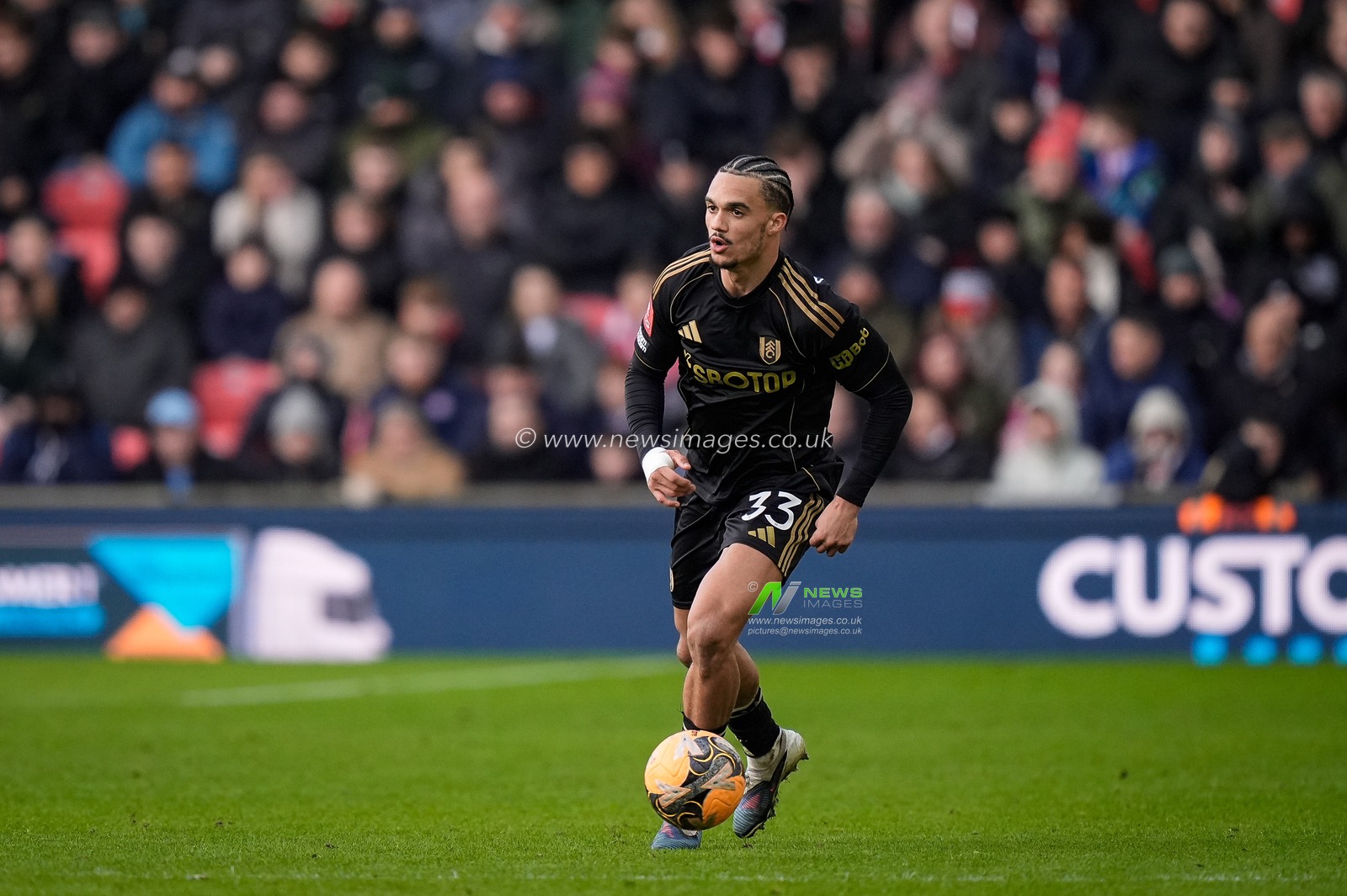 Antonee Robinson of Fulham makes a run with the ball  during the Emirates FA Cup 4th Round  match Stoke City vs Fulham at Bet365 Stadium, Stoke On Trent, United Kingdom on 15 February 2026

(Photo by Maynard Manyowa/News Images)