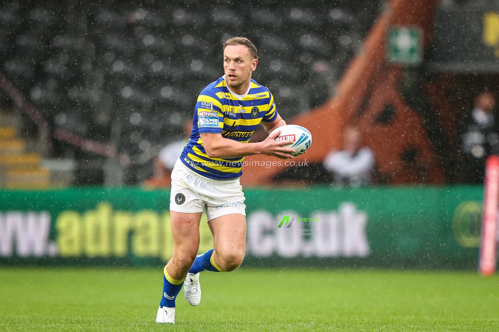 Ben Currie of Warrington Wolves runs with the ball during the Betfred Super League round 25 match Hull FC vs Warrington Wolves at MKM Stadium, Hull, United Kingdom on 29 August 2026

(Photo by Alfie Cosgrove/News Images)