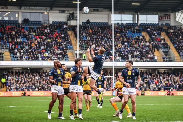 Lachie Miller of Leeds Rhinos jumps up to win the high ball during the Betfred Super League round 4 match Leeds Rhinos vs Castleford Tigers at AMT Headingley Stadium, Leeds, United Kingdom on 08 March 2026

(Photo by Alfie Cosgrove/News Images)