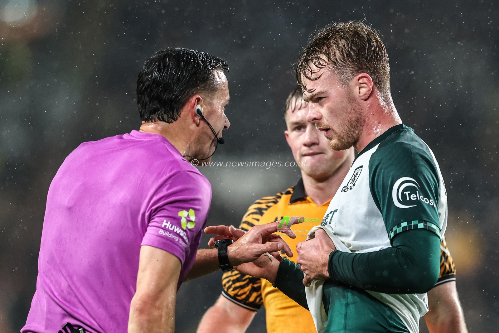 Referee Dean Whitestone gives instructions to Tommy Conway of Middlesbrough during the Sky Bet Championship match Hull City vs Middlesbrough at MKM Stadium, Hull, United Kingdom, 5th December 2025

(Photo by Alfie Cosgrove/News Images)

*** GER AUT SUI OUT ***