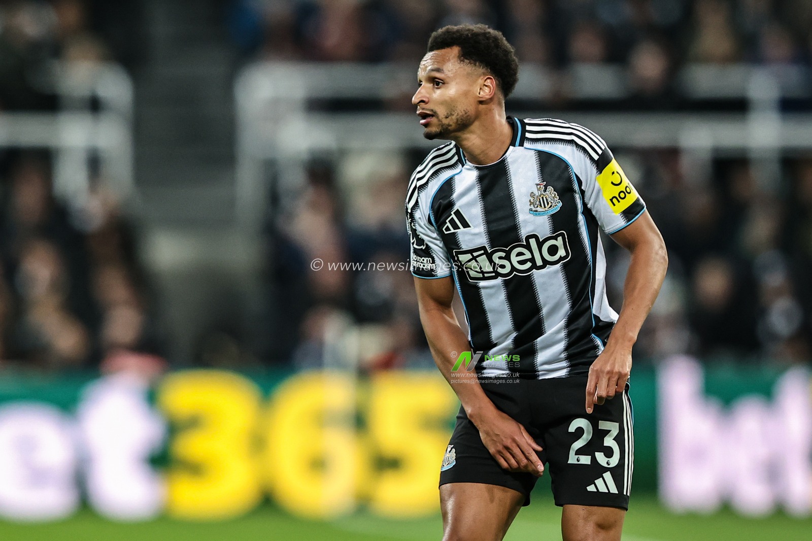 Jacob Murphy of Newcastle Untied during the Premier League match Newcastle United vs Manchester City at St. James's Park, Newcastle, United Kingdom, 21st November 2025

(Photo by Alfie Cosgrove/News Images)

*** GER AUT SUI OUT ***