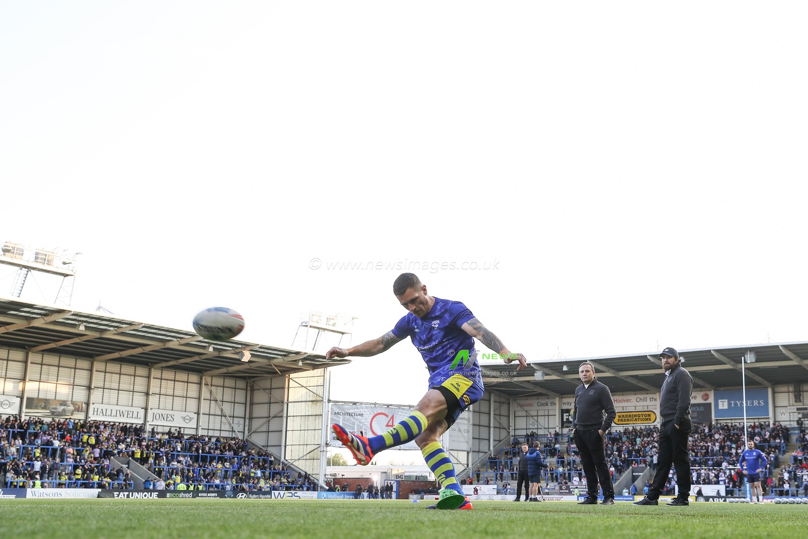 Marc Sneyd of Warrington Wolves during the pre-game warm up ahead of the Betfred Super League Round 9 match Warrington Wolves vs St Helens at Halliwell Jones Stadium, Warrington, United Kingdom, 24th April 2025

(Photo by Gareth Evans/News Images)