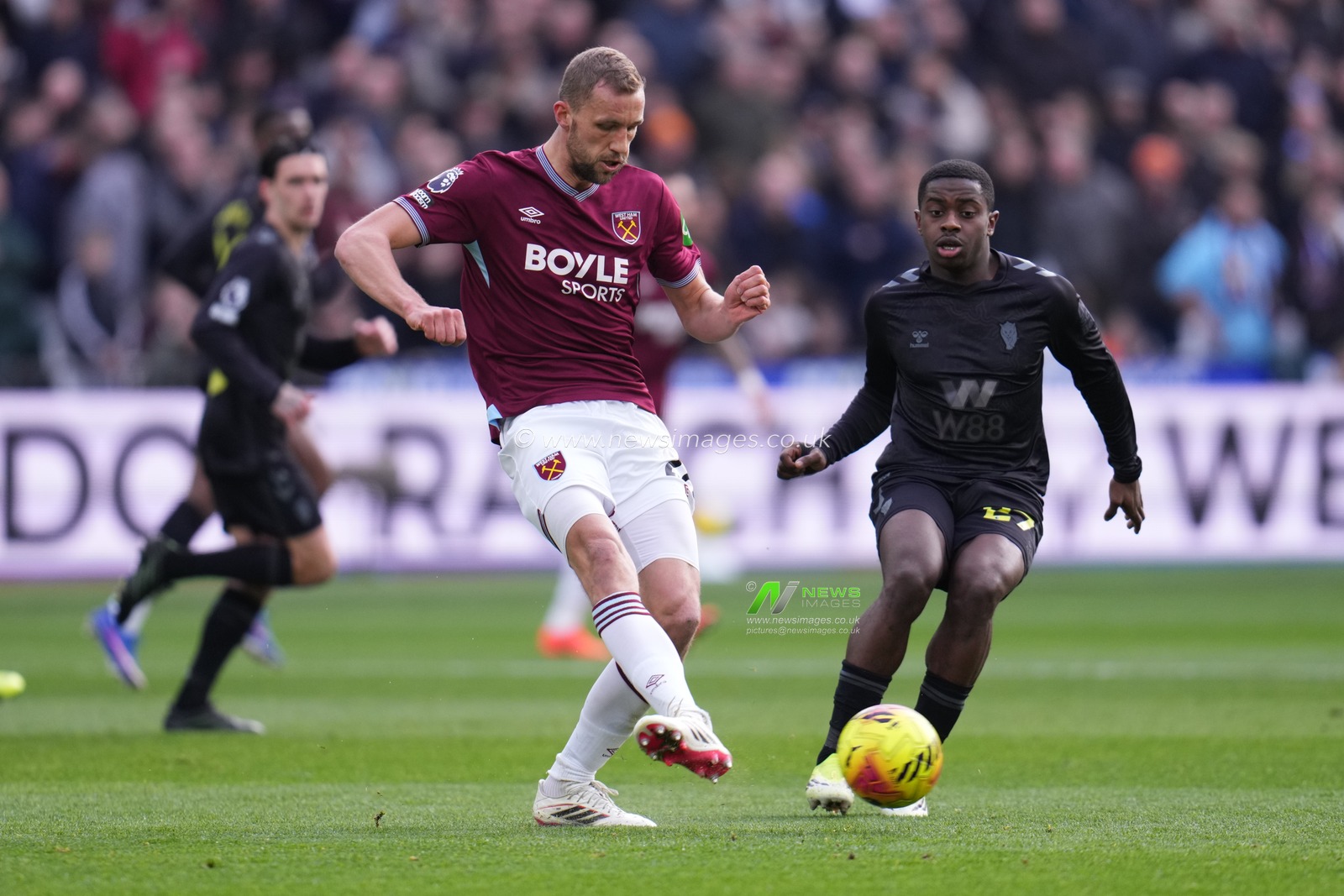 Tomas Soucek of West Ham United attempts pass during the Premier League match West Ham United vs Sunderland at London Stadium, London, United Kingdom, 24th January 2026

(Photo by Harvey Murphy/News Images)