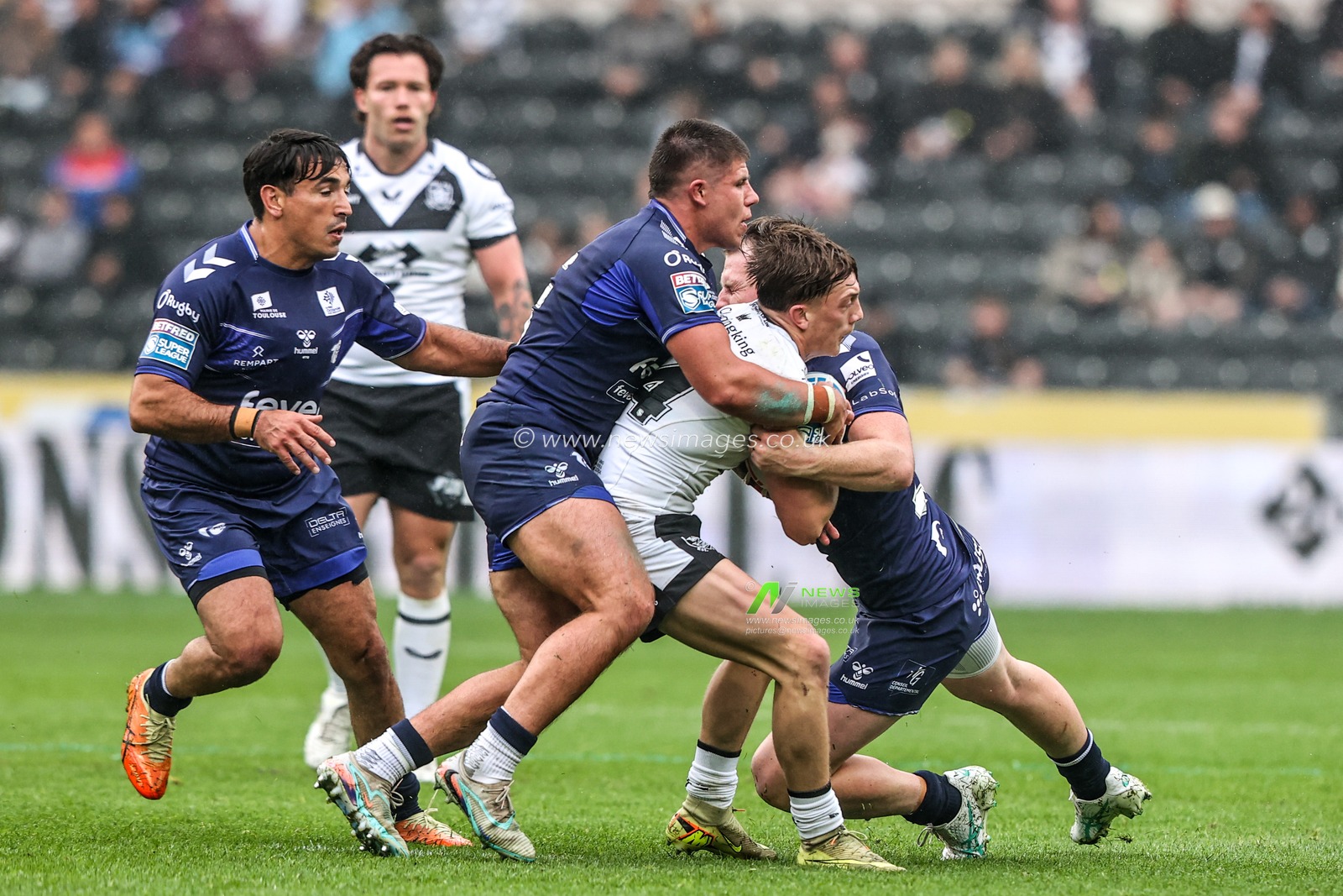 Logan Moy of Hull FC is tackled by Henry O'Kane of Toulouse Olympique during the Betfred Super League round 10 match Hull FC vs Toulouse Olympique at MKM Stadium, Hull, United Kingdom on 03 May 2026

(Photo by Alfie Cosgrove/News Images)