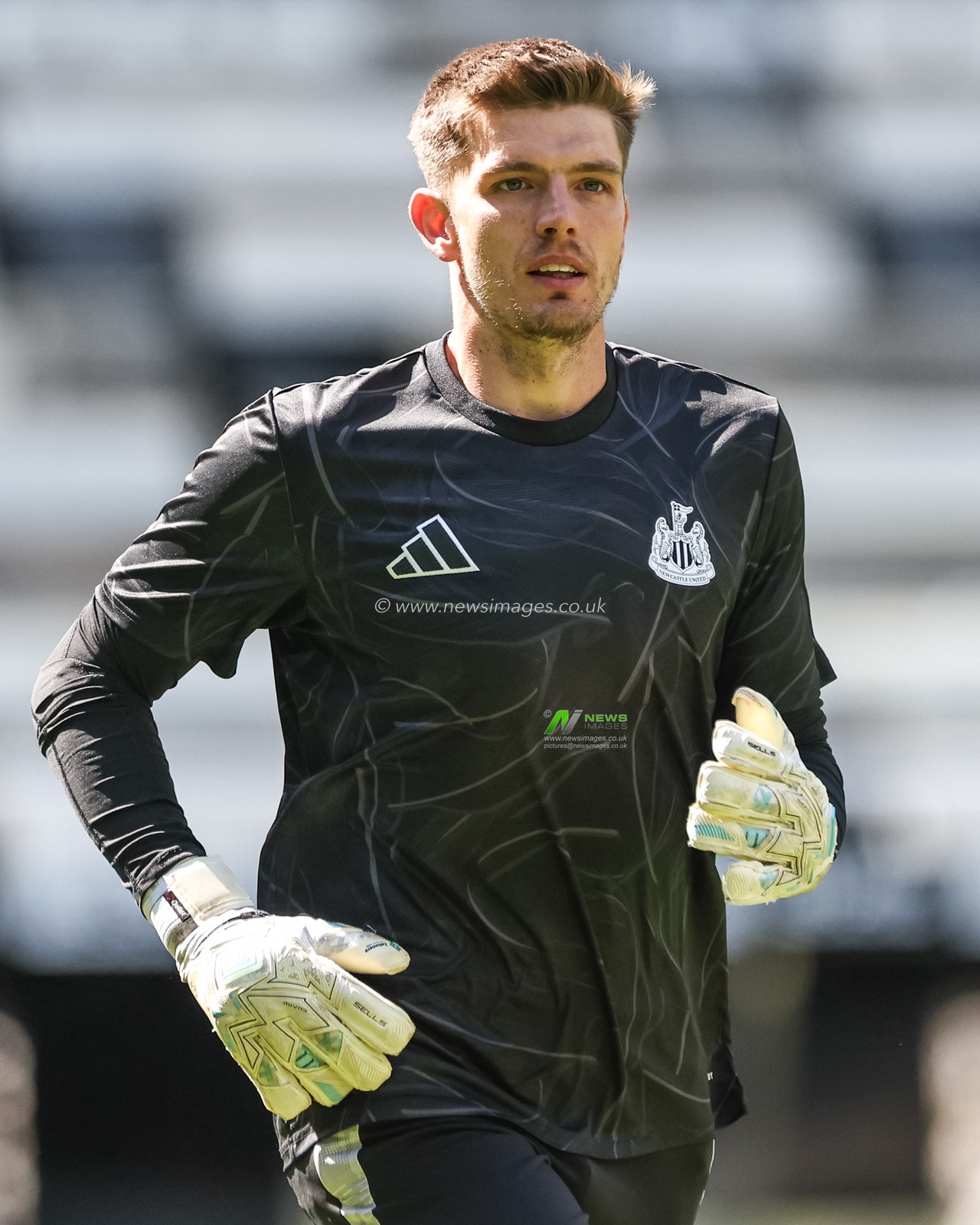 Nick Pope of Newcastle United in the pregame warmup session during the Premier League match Newcastle United vs Everton at St. James's Park, Newcastle, United Kingdom, 25th May 2025

(Photo by Mark Cosgrove/News Images)