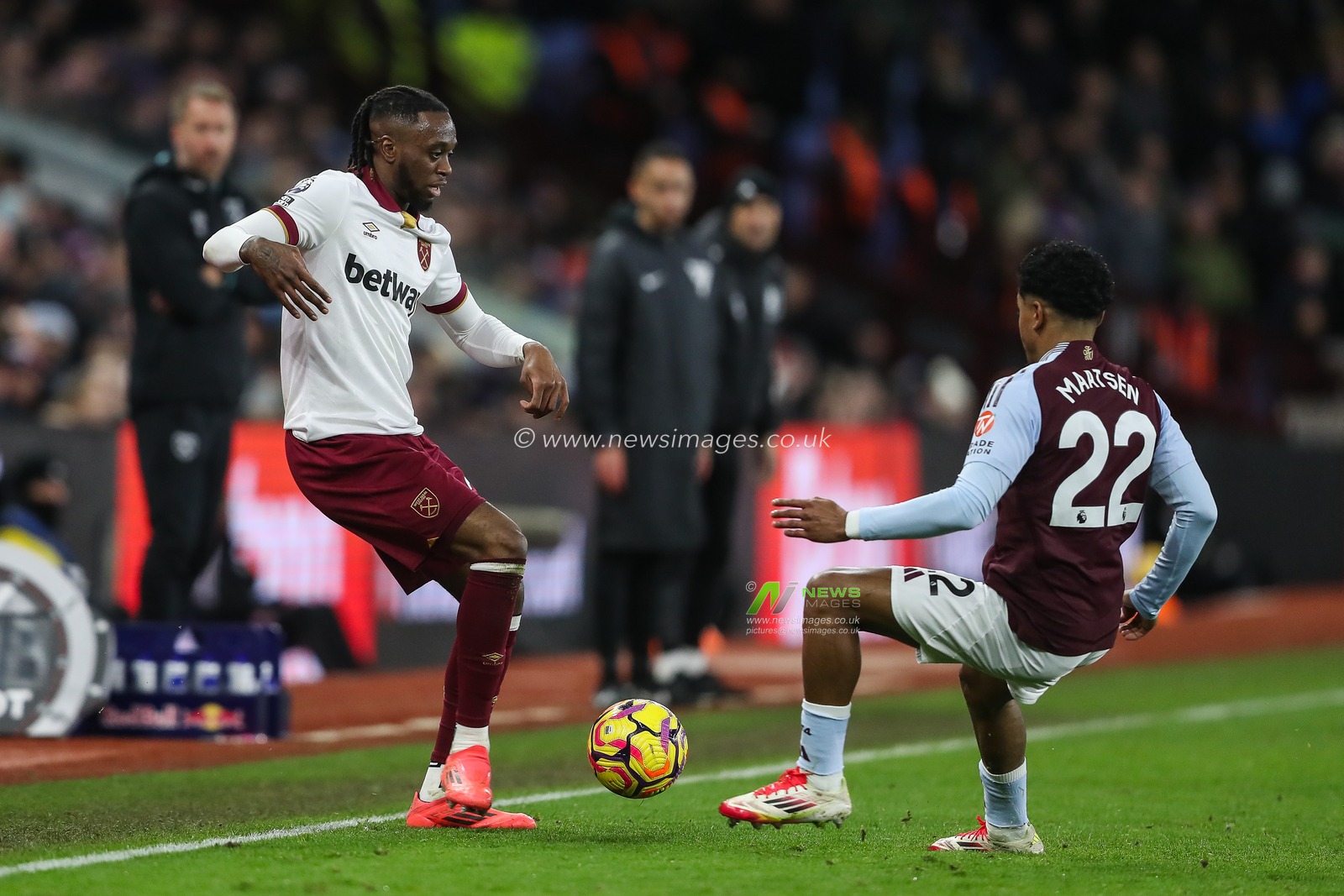 Aaron Wan-Bissaka of West Ham United and Ian Maatsen of Aston Villa battle for the ball during the Premier League match Aston Villa vs West Ham United at Villa Park, Birmingham, United Kingdom, 26th January 2025

(Photo by Gareth Evans/News Images)