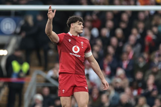 Eddie James of Wales gives teams mates instructions during the Guinness Six Nations 2026 match England vs Wales at Allianz Stadium, Twickenham, United Kingdom on 07 February 2026

(Photo by Mark Cosgrove/News Images)