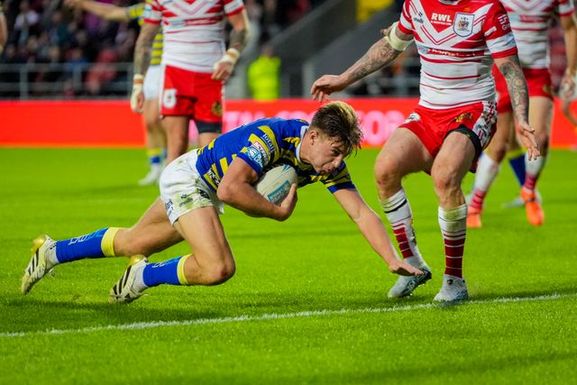 Ewan Irwin of Warrington Wolves goes over for a try during the Betfred Super League round 14 match St Helens vs Warrington Wolves at The BrewDog Stadium, St Helens, United Kingdom on 11 June 2026

(Photo by Maynard Manyowa/News Images)