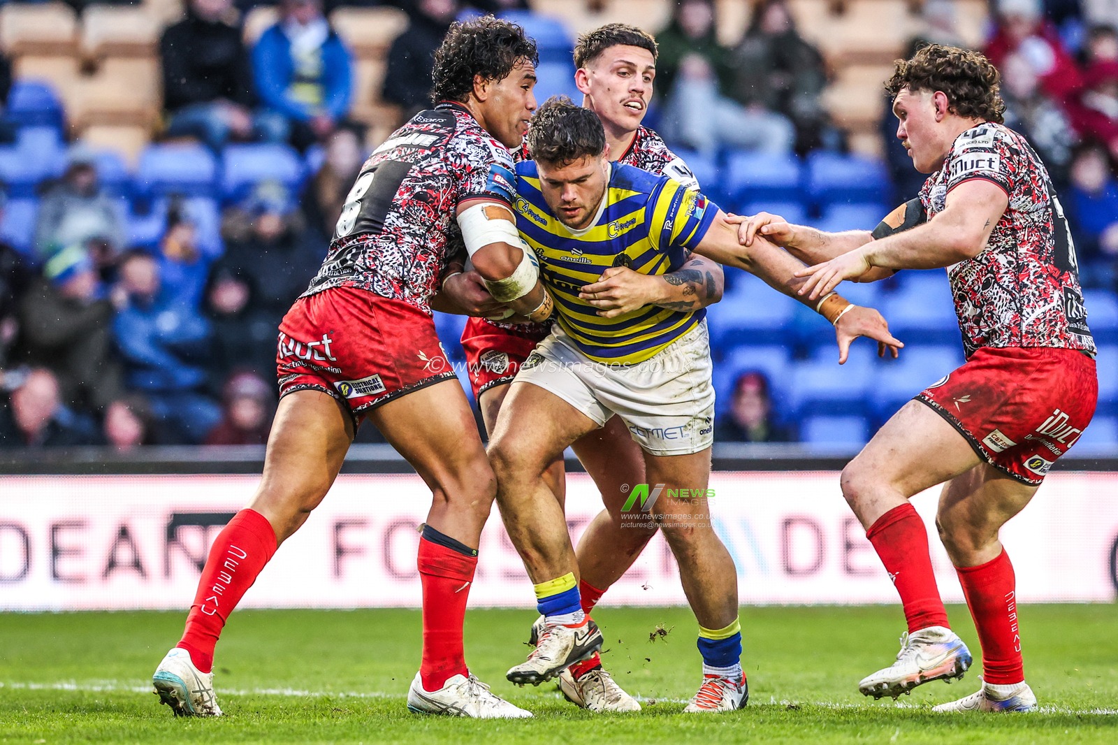 Joe Philbin of Warrington Wolves is tackled by Joe Ofahengaue of Leigh Leopards during the Betfred Challenge Cup Quarter Final match Warrington Wolves vs Leigh Leopards at The Halliwell Jones Stadium, Warrington, United Kingdom on 11 April 2026

(Photo by Alfie Cosgrove/News Images)