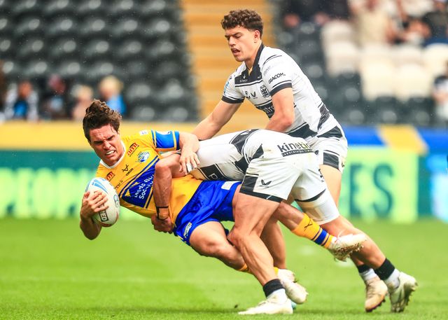 Brodie Croft of Leeds Rhinos is tackled Jordan Rapana of Hull FC during the Betfred Super League Round 24 match Hull FC vs Leeds Rhinos at MKM Stadium, Hull, United Kingdom, 30th August 2025

(Photo by Richard Bierton/News Images)