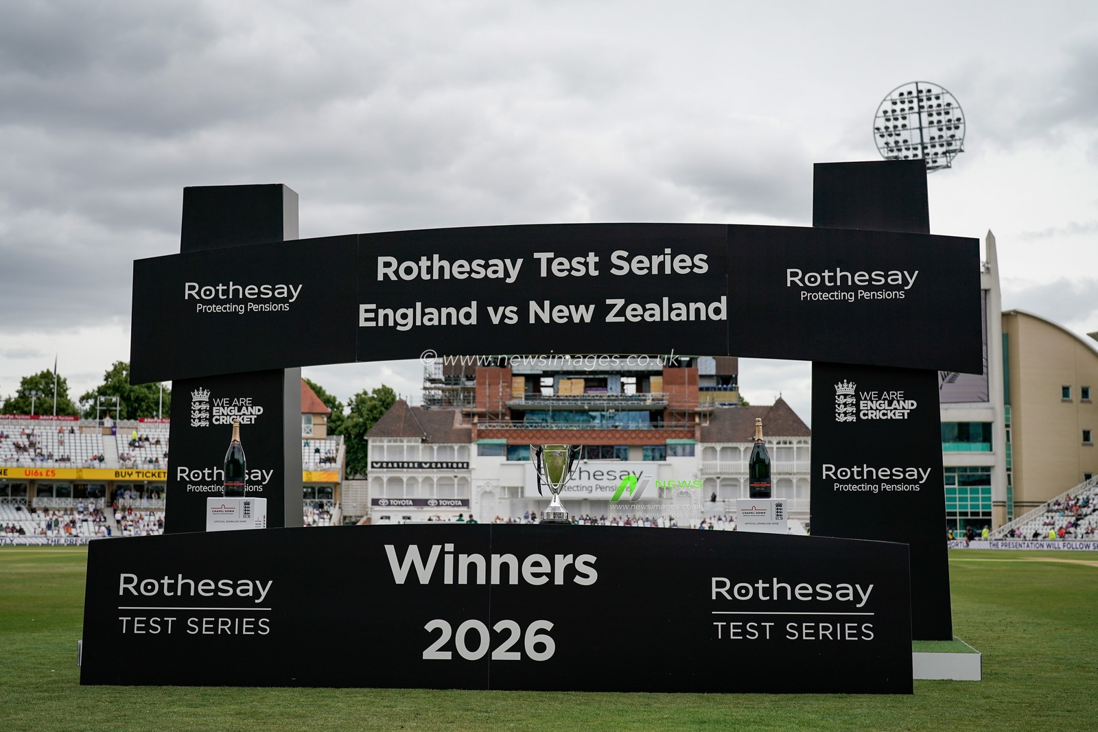 New Zealand captain Tom Latham and the New Zealand players lei the Trophy after winning the series 1-2 during the 3rd Rothesay Test Match Day 5 match England vs New Zealand at Trent Bridge, Nottingham, United Kingdom on 29 June 2026

(Photo by Maynard Manyowa/News Images)