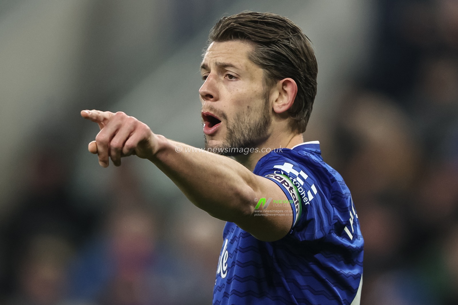 James Tarkowski of Everton gives his team instructions during the Premier League match Everton vs Leeds United at Hill Dickinson Stadium, Liverpool, United Kingdom, 26th January 2026

(Photo by Alfie Cosgrove/News Images)