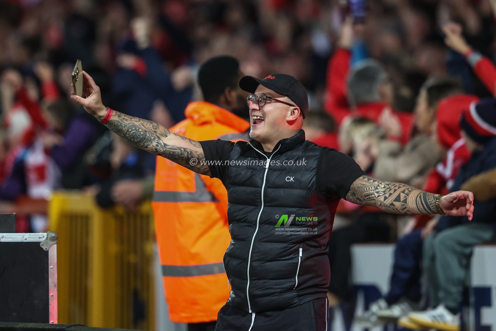 Hull KR fans celebrate winning 10-8 during the Betfred Super League Semi-Finals match Hull KR vs Warrington Wolves at Sewell Group Craven Park, Kingston upon Hull, United Kingdom, 4th October 2024

(Photo by Alfie Cosgrove/News Images)