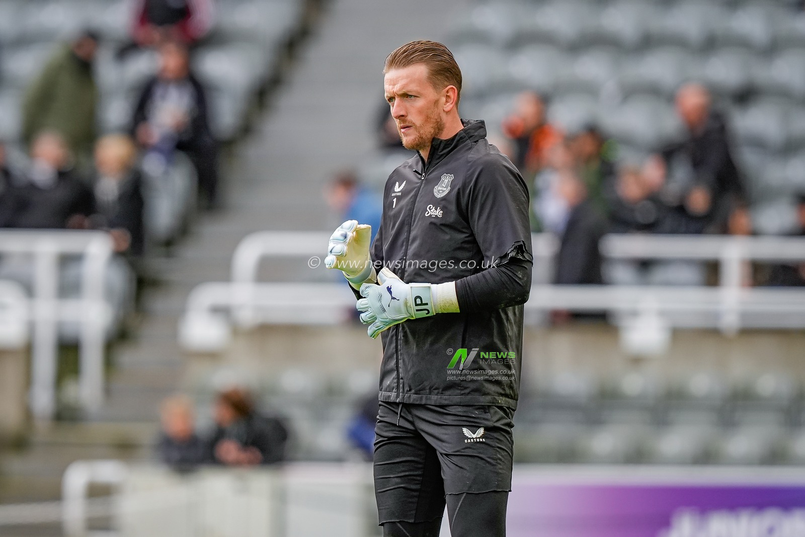Everton goalkeeper Jordan Pickford in the pregame warmup session  during the Premier League match Newcastle Untied vs Everton at St. James's Park, Newcastle, United Kingdom on 28 February 2026

(Photo by Maynard Manyowa/News Images)