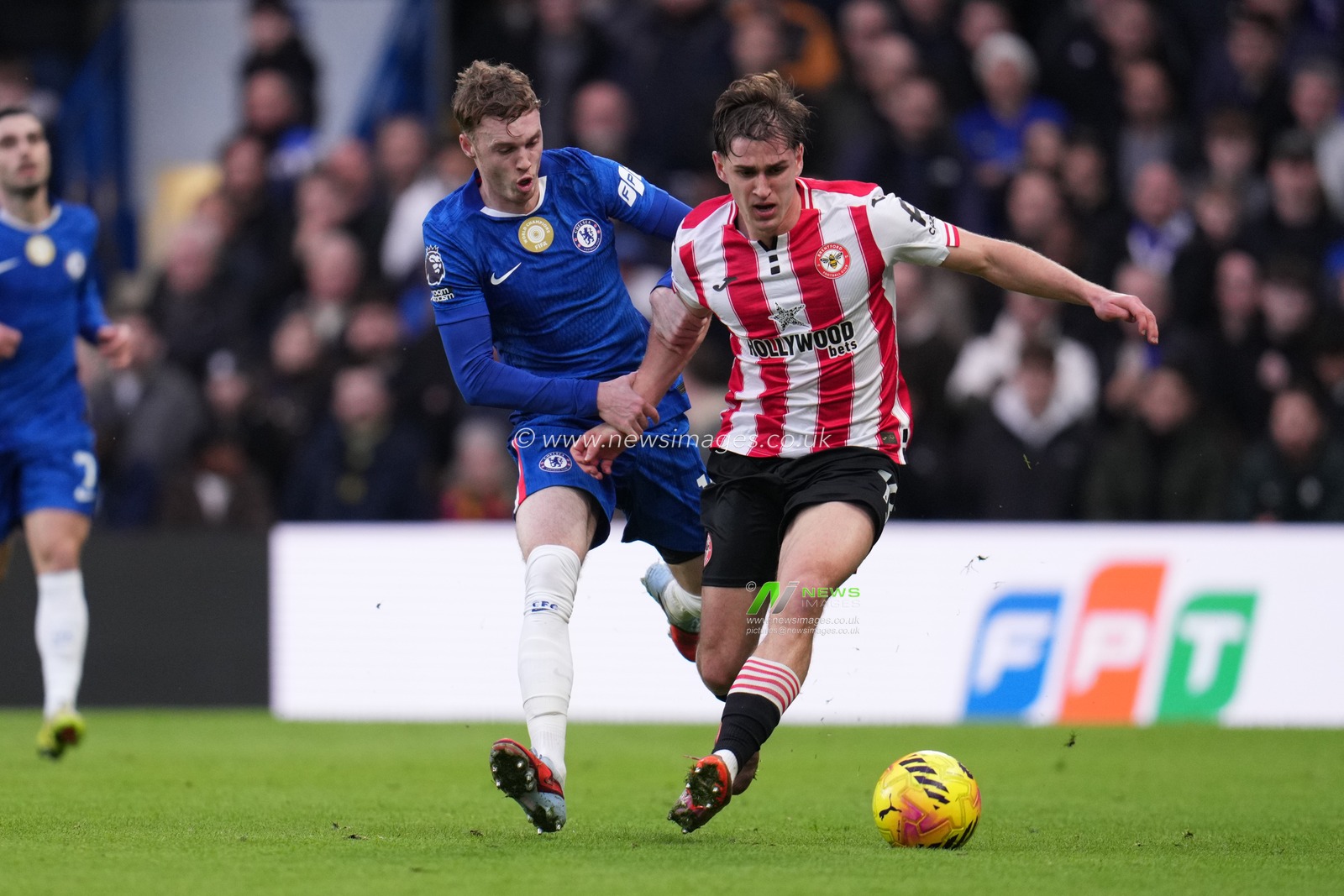 Yehor Yarmolyuk of Brentford and Cole Palmer of Chelsea battle during the Premier League match Chelsea vs Brentford at Stamford Bridge, London, United Kingdom, 17th January 2026

(Photo by Harvey Murphy/News Images)