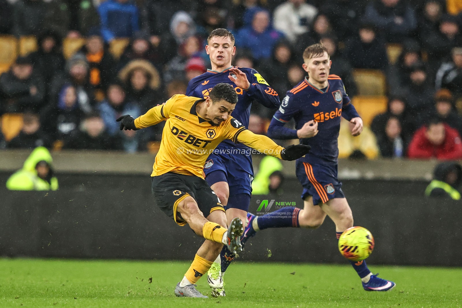 Andre of Wolverhampton Wanderers clears the ball during the Premier League match Wolverhampton Wanderers vs Newcastle United at Molineux, Wolverhampton, United Kingdom, 18th January 2026

(Photo by Alfie Cosgrove/News Images)