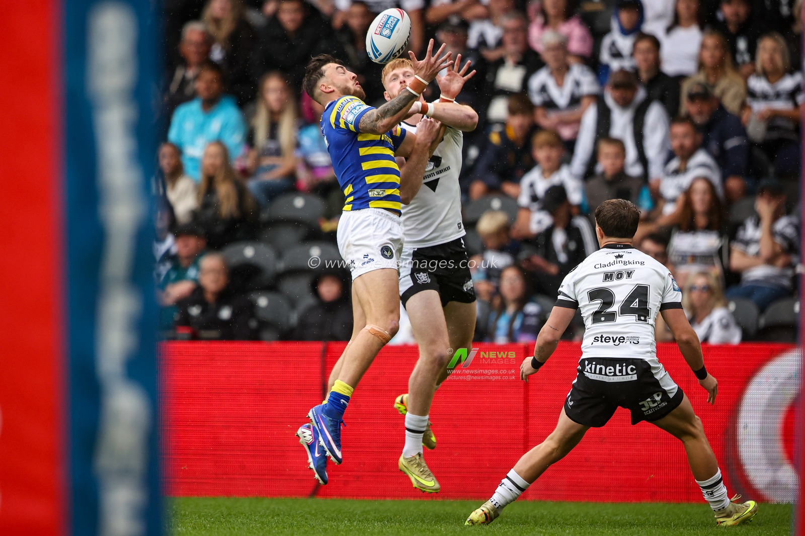 Matty Ashton of Warrington Wolves beats Harvey Barron of Hull FC to the high ball during the Betfred Super League round 25 match Hull FC vs Warrington Wolves at MKM Stadium, Hull, United Kingdom on 29 August 2026

(Photo by Alfie Cosgrove/News Images)