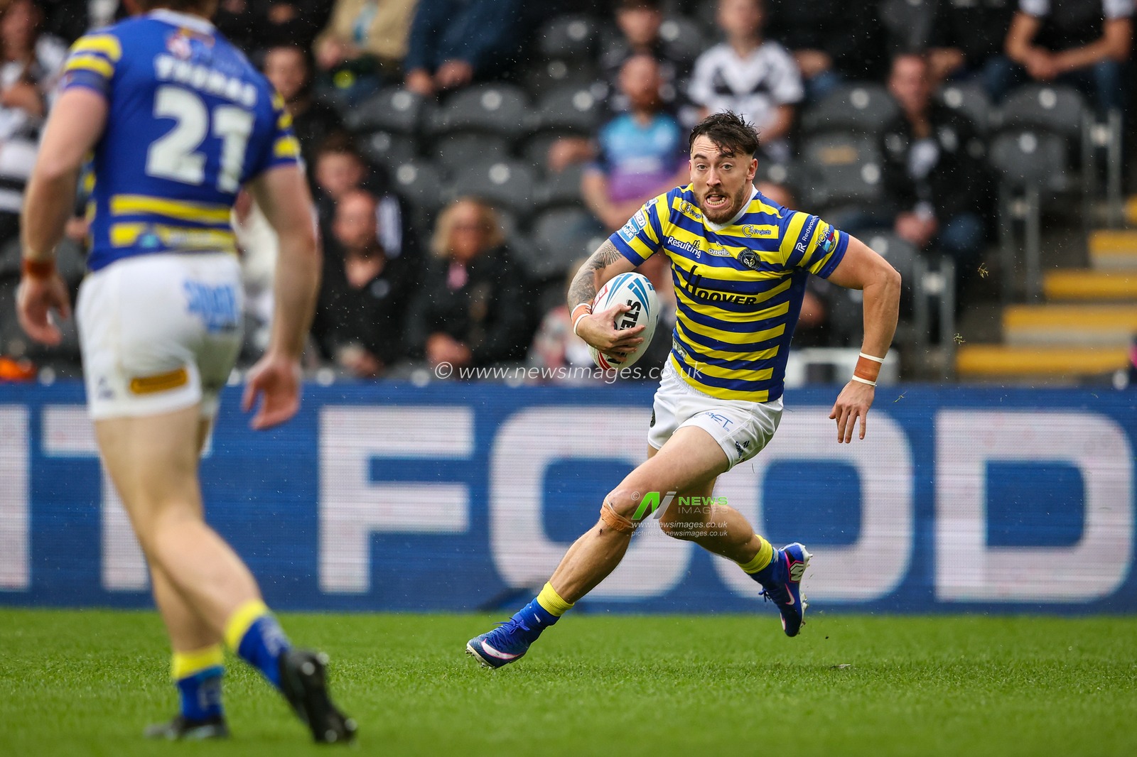 Matty Ashton of Warrington Wolves breaks with the ball during the Betfred Super League round 25 match Hull FC vs Warrington Wolves at MKM Stadium, Hull, United Kingdom on 29 August 2026

(Photo by Alfie Cosgrove/News Images)