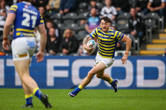 Matty Ashton of Warrington Wolves breaks with the ball during the Betfred Super League round 25 match Hull FC vs Warrington Wolves at MKM Stadium, Hull, United Kingdom on 29 August 2026

(Photo by Alfie Cosgrove/News Images)