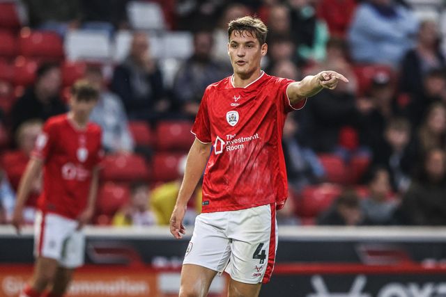 Sam Gale of Barnsley gives his team instructions during the Sky Bet League One match Barnsley vs Blackpool at Oakwell, Barnsley, United Kingdom on 02 September 2026

(Photo by Alfie Cosgrove/News Images)