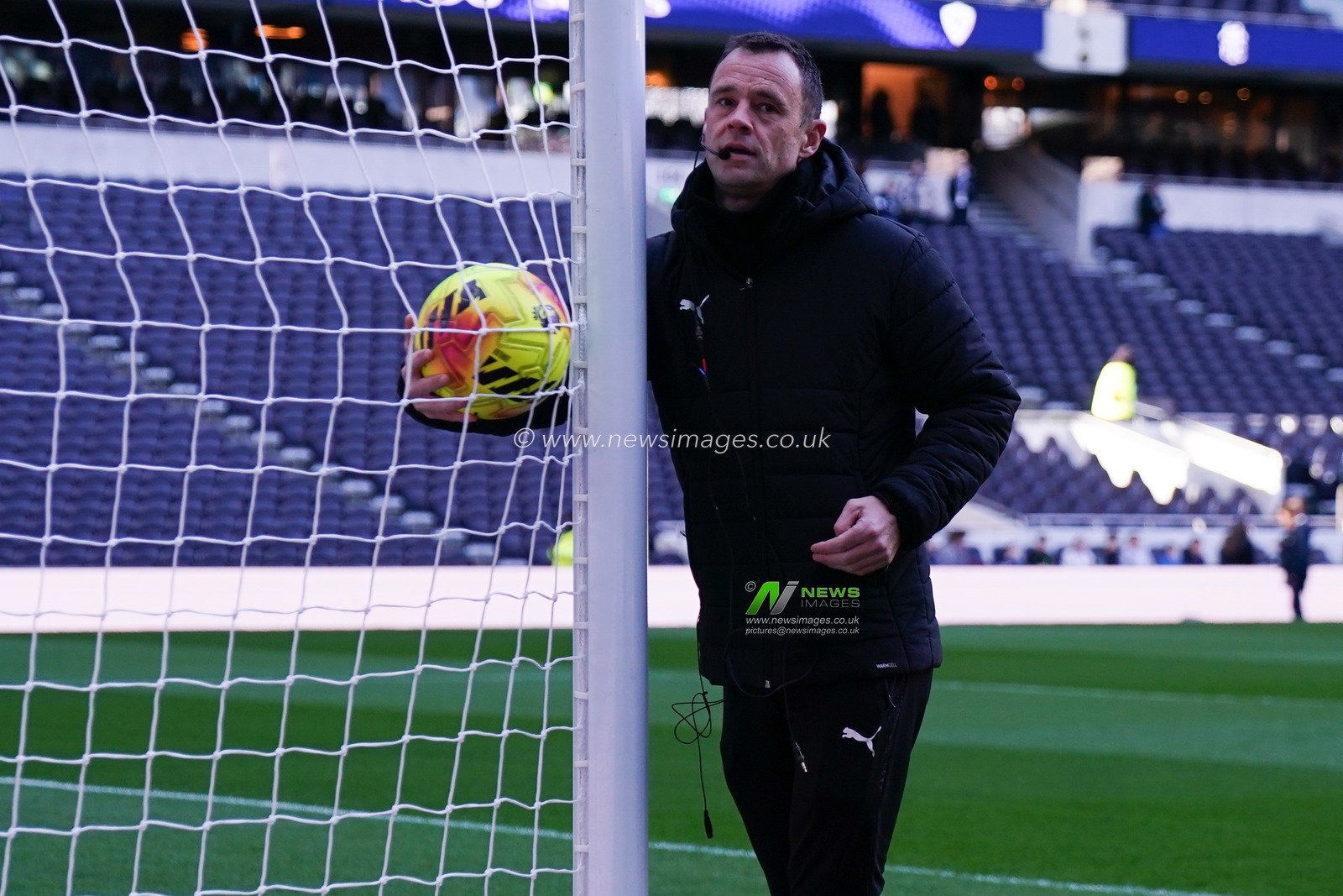 Referee Stuart Attwell ahead of the Premier League match Tottenham Hotspur vs Sunderland at Tottenham Hotspur Stadium, London, United Kingdom, 4th January 2026

(Photo by Harvey Murphy/News Images)

*** GER AUT SUI OUT ***