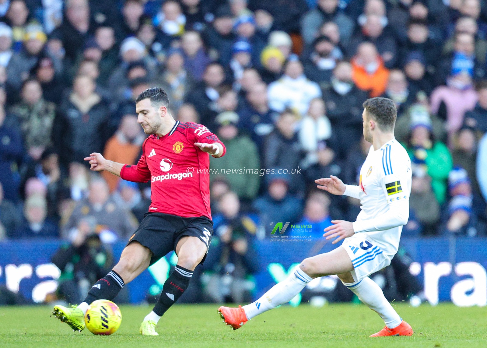 Diogo Dalot of Manchester United passes the ball during the Premier League match Leeds United vs Manchester United at Elland Road, Leeds, United Kingdom, 4th January 2026

(Photo by Richard Bierton/News Images)

*** GER AUT SUI OUT ***