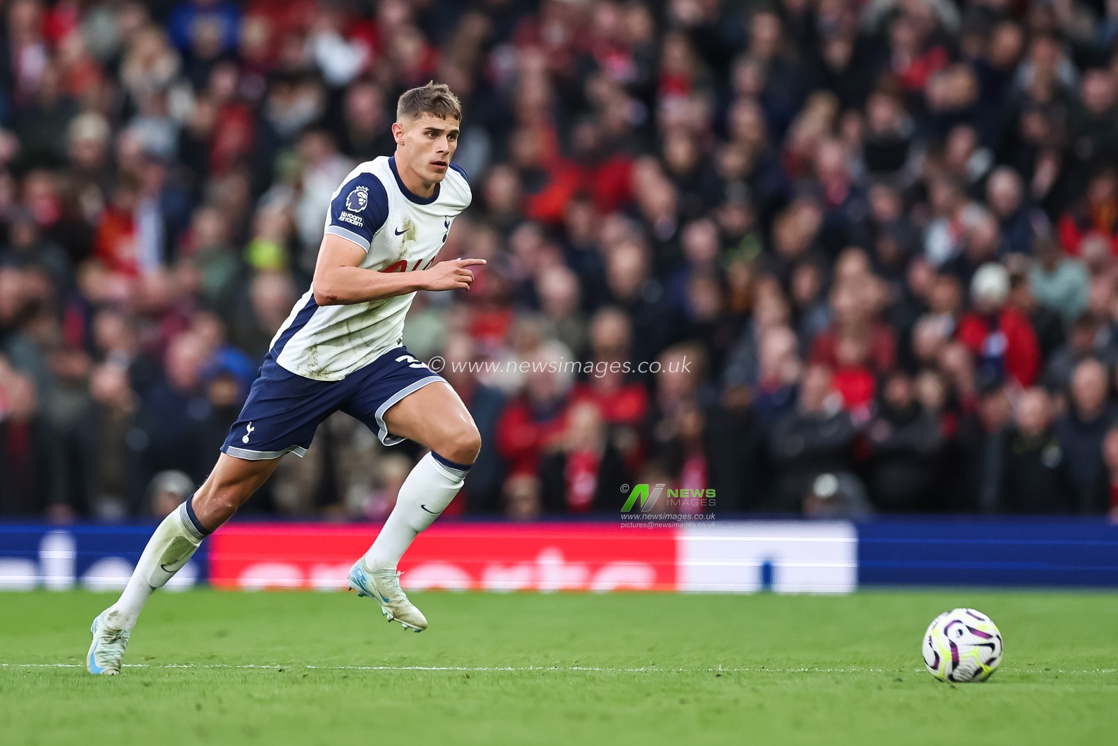 Micky van de Ven of Tottenham Hotspur makes a break with the ball during the Premier League match Manchester United vs Tottenham Hotspur at Old Trafford, Manchester, United Kingdom, 29th September 2024

(Photo by Mark Cosgrove/News Images)