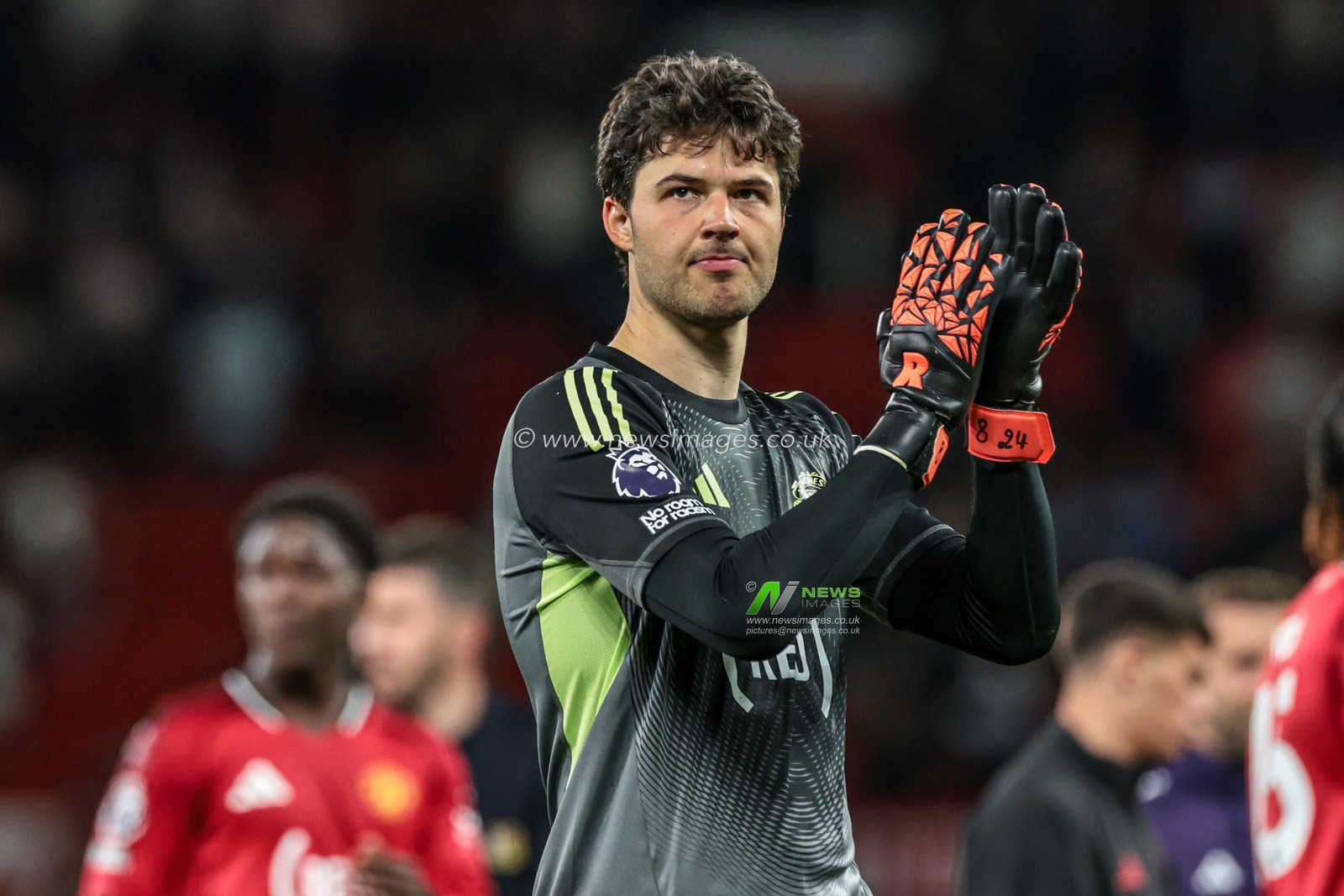 Manchester United goalkeeper Senne Lammens applauds the fans after the game during the Premier League match Manchester United vs Brentford at Old Trafford, Manchester, United Kingdom on 27 April 2026

(Photo by Mark Cosgrove/News Images)