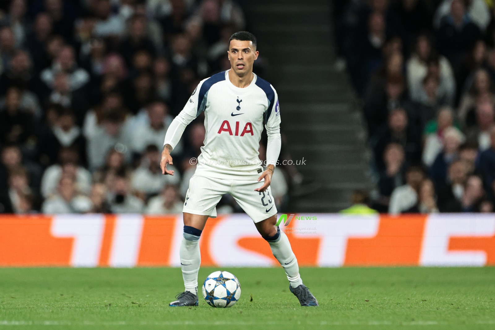 Pedro Porro of Tottenham Hotspur with ball at his feet during the UEFA Champions League match Tottenham Hotspur vs Villarreal at Tottenham Hotspur Stadium, London, United Kingdom, 16th September 2025

(Photo by Mark Cosgrove/News Images)