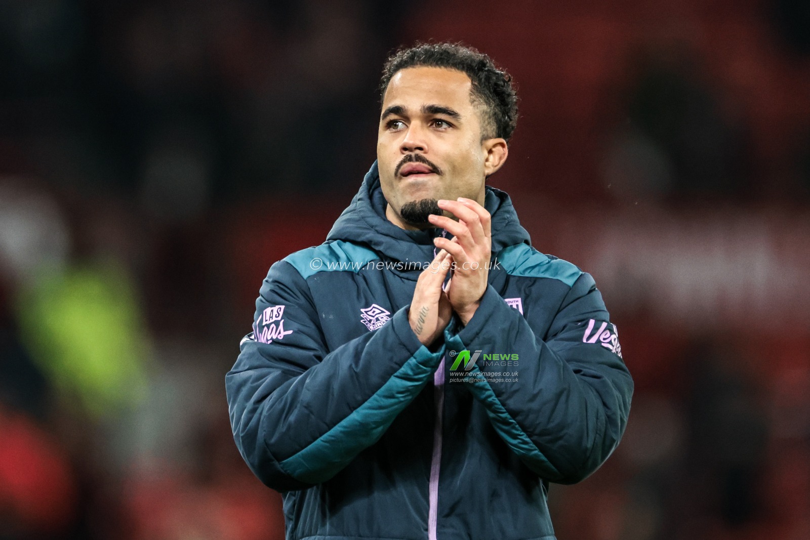 Justin Kluivert of Bournemouth applauds the fans after the game during the Premier League match Manchester United vs Bournemouth at Old Trafford, Manchester, United Kingdom, 15th December 2025

(Photo by Mark Cosgrove/News Images)

*** GER AUT SUI OUT ***