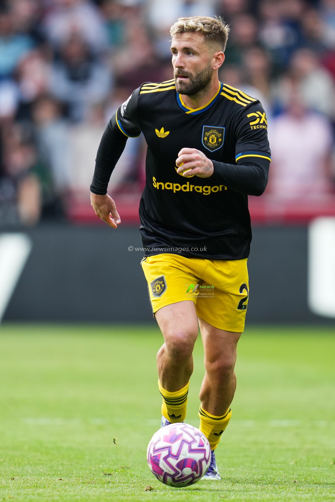 Luke Shaw of Manchester United during the Premier League match Brentford vs Manchester United at The Gtech Community Stadium, London, United Kingdom, 27th September 2025

(Photo by Harvey Murphy/News Images)
