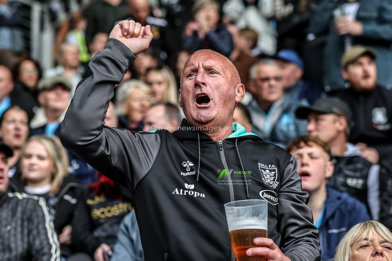 Hull FC fans sing along with the pre-game singer during the Betfred Super League Round 8 match Hull FC vs Hull KR at MKM Stadium, Hull, United Kingdom, 18th April 2025

(Photo by Alfie Cosgrove/News Images)