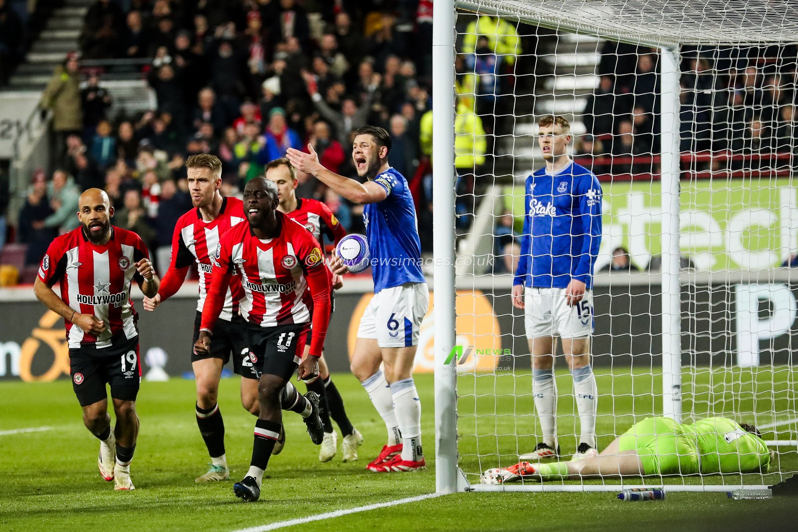 Yoane Wissa of Brentford celebrates his goal with teammates to make it 1-0 during the Premier League match Brentford vs Everton at The Gtech Community Stadium, London, United Kingdom, 26th February 2025

(Photo by Izzy Poles/News Images)