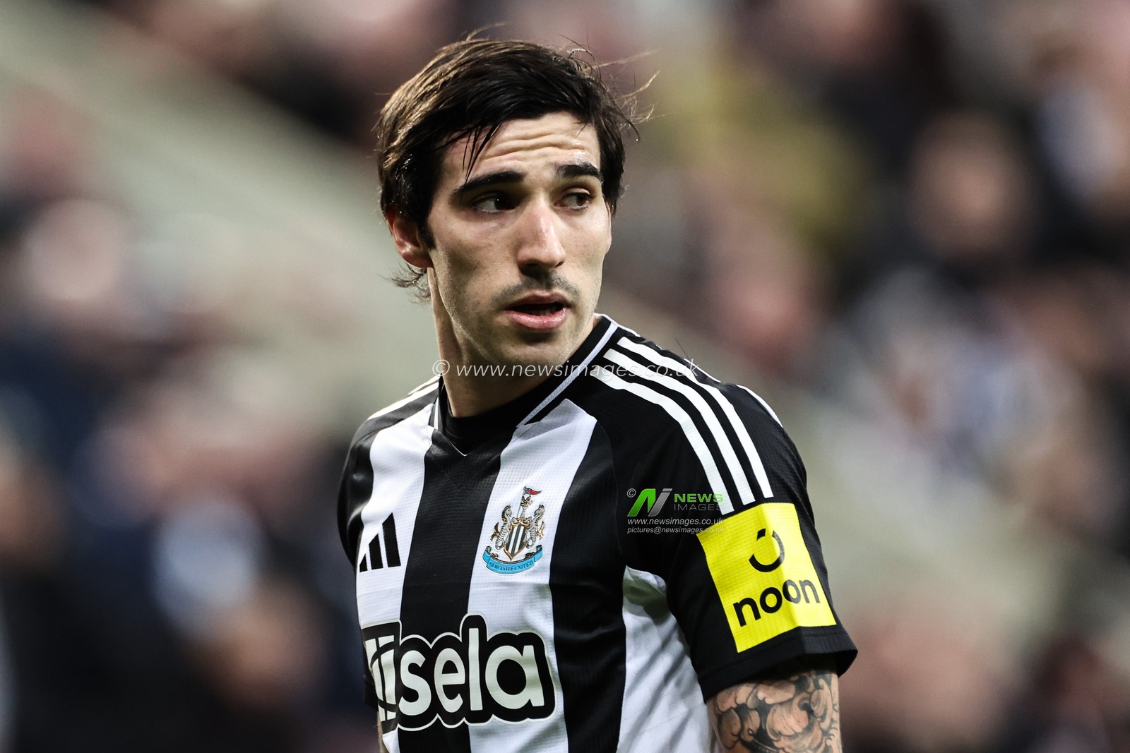 Sandro Tonali of Newcastle United during the Carabao Cup Quarter Final Newcastle United vs Brentford at St. James's Park, Newcastle, United Kingdom, 18th December 2024

(Photo by Mark Cosgrove/News Images)