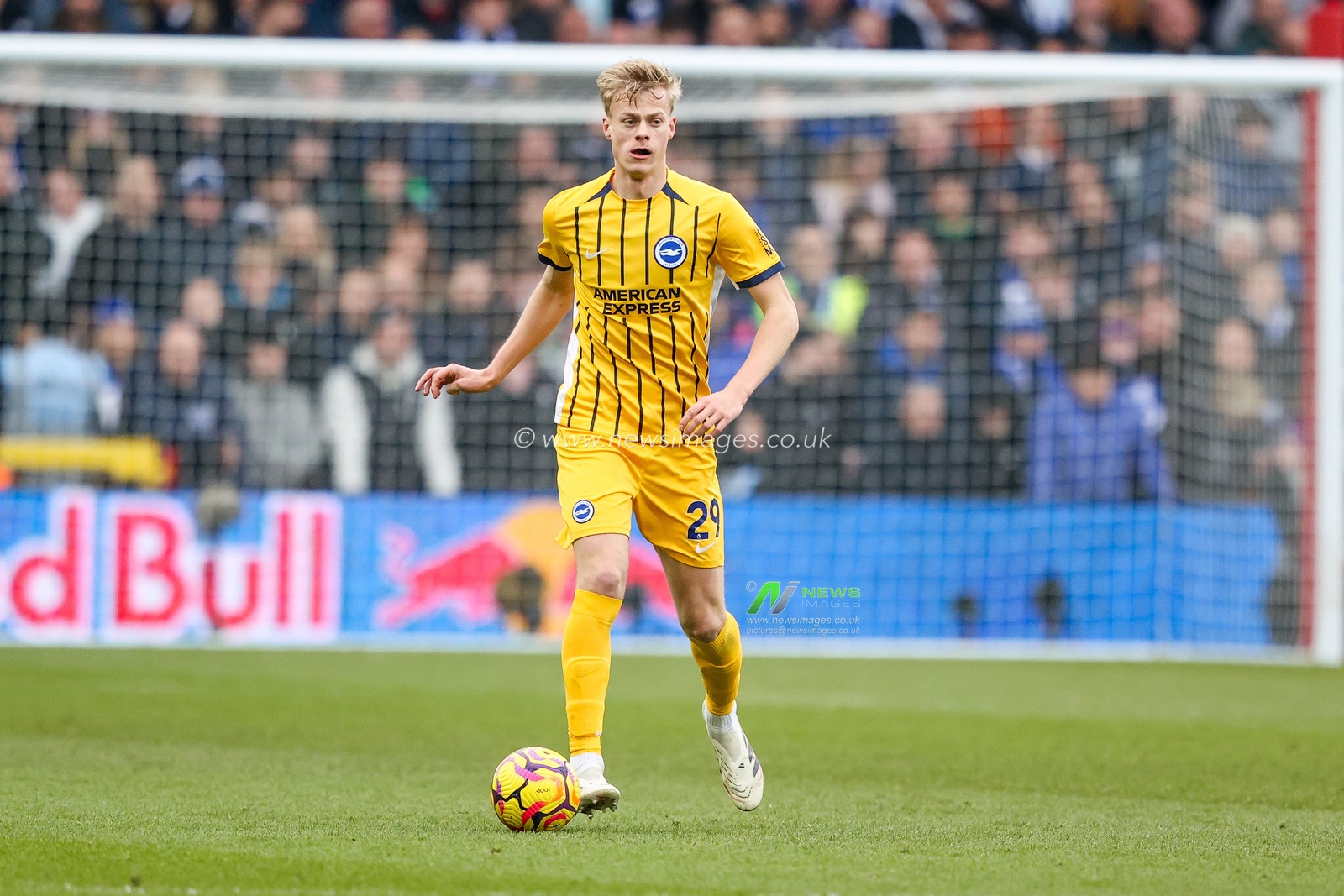 Jan Paul van Hecke of Brighton & Hove Albion runs with the ball during the Premier League match Nottingham Forest vs Brighton and Hove Albion at City Ground, Nottingham, United Kingdom, 1st February 2025

(Photo by Alfie Cosgrove/News Images)