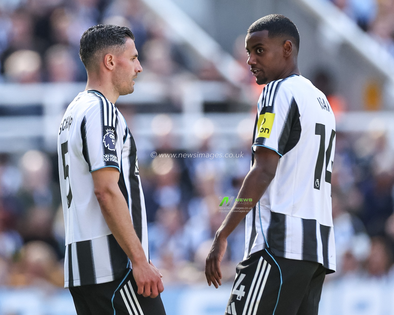 Fabian Schär of Newcastle United speaks to Alexander Isak of Newcastle United during the Premier League match Newcastle United vs Everton at St. James's Park, Newcastle, United Kingdom, 25th May 2025

(Photo by Mark Cosgrove/News Images)