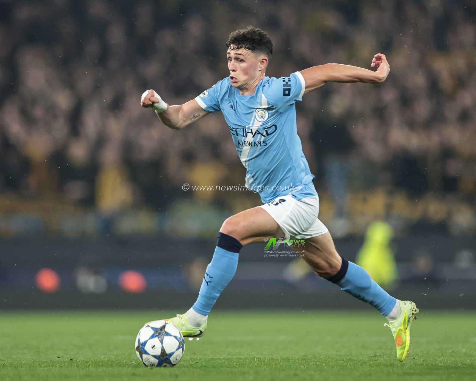 Phil Foden of Manchester City breaks with the ball during the UEFA Champions League Matchday 4 of 8 Manchester City vs Borussia Dortmund at the City of Manchester Stadium, Manchester, United Kingdom, 5th November 2025

(Photo by Mark Cosgrove/News Images)

*** GER AUT SUI OUT ***