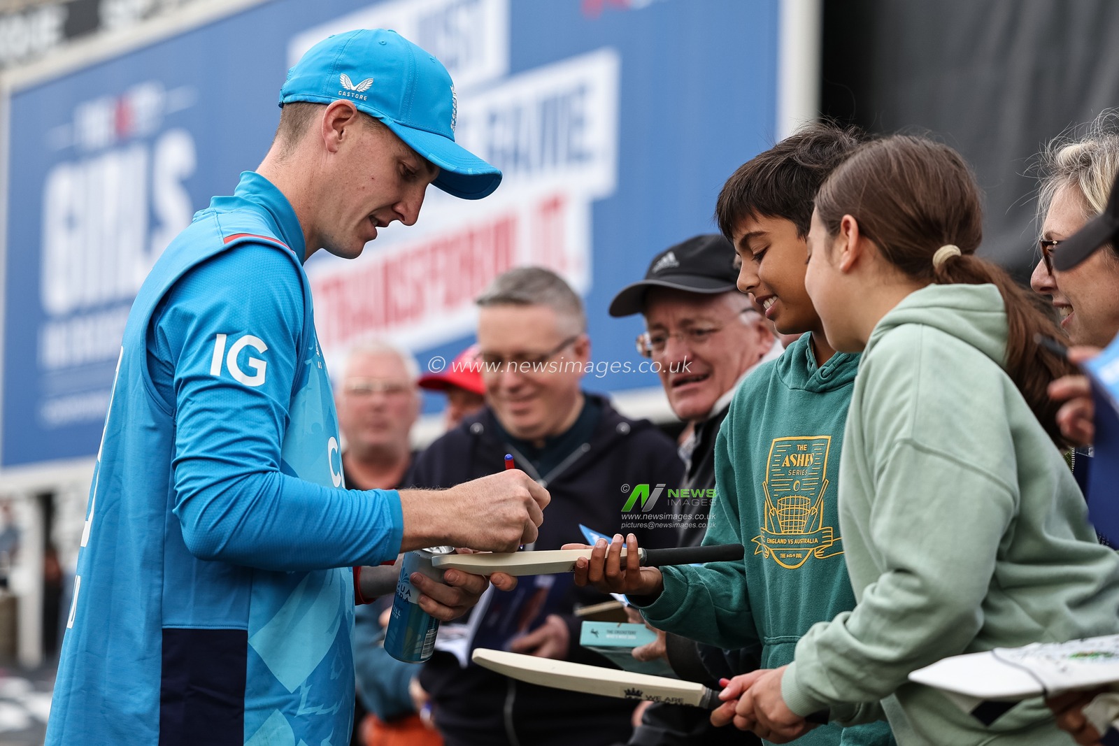 Harry Brook of England signs a fans cricket bat during the Second Metro Bank One Day International England v Australia at Headingley Cricket Ground, Leeds, United Kingdom, 21st September 2024

(Photo by Mark Cosgrove/News Images)