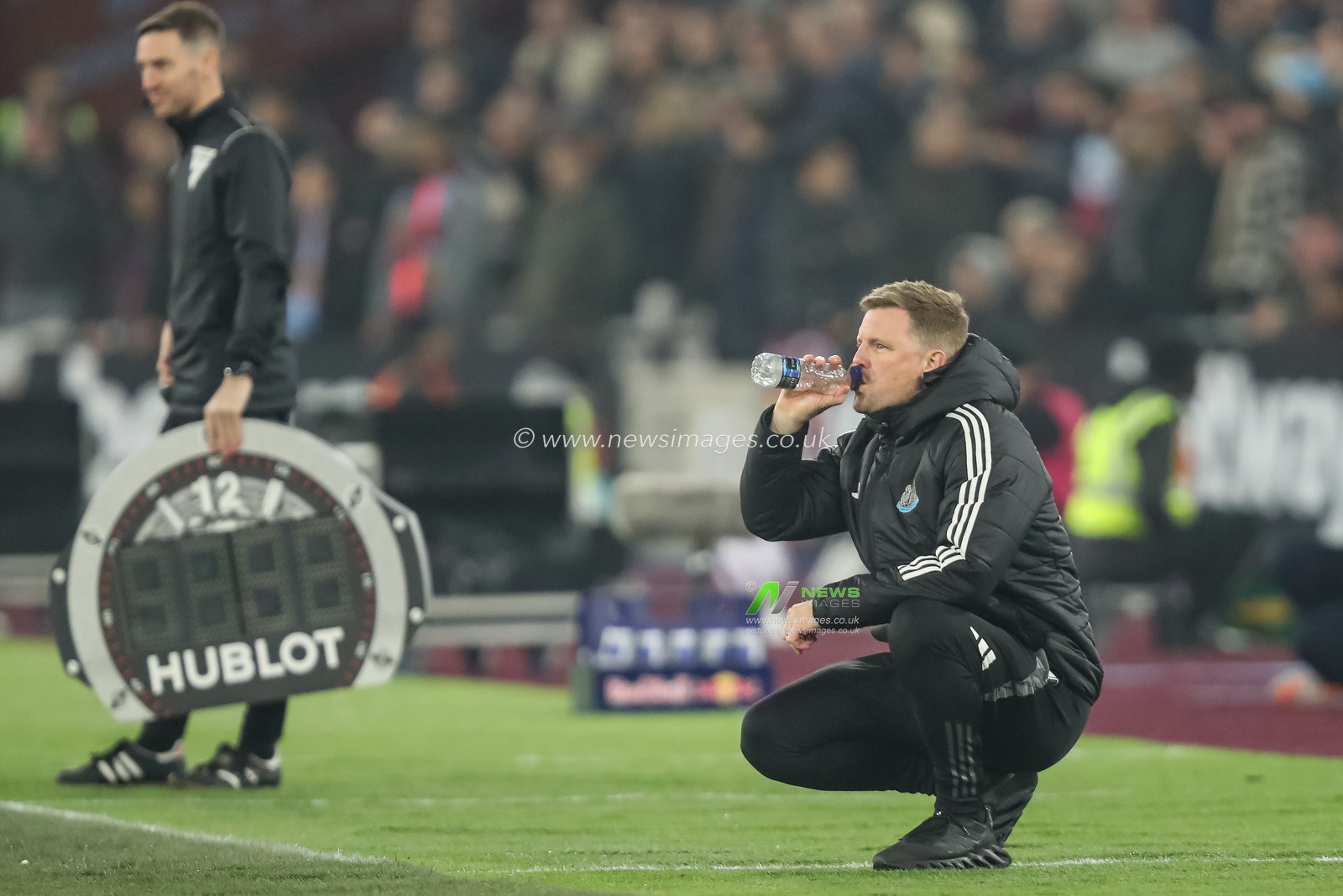 Eddie Howe Manager of Newcastle United takes a drink during the Premier League match West Ham United vs Newcastle United at London Stadium, London, United Kingdom, 10th March 2025

(Photo by Izzy Poles/News Images)