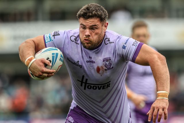 Joe Philbin of Warrington Wolves breaks with the ball during the Betfred Super League Round 11 match Wakefield Trinity vs Warrington Wolves at DIY Kitchens Stadium, Wakefield, United Kingdom, 18th May 2025

(Photo by Alfie Cosgrove/News Images)