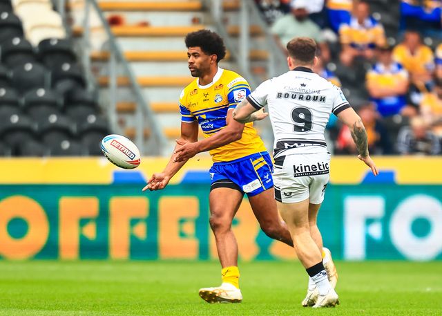 Kallum Watkins of Leeds Rhinos passes the ball during the Betfred Super League Round 24 match Hull FC vs Leeds Rhinos at MKM Stadium, Hull, United Kingdom, 30th August 2025

(Photo by Richard Bierton/News Images)