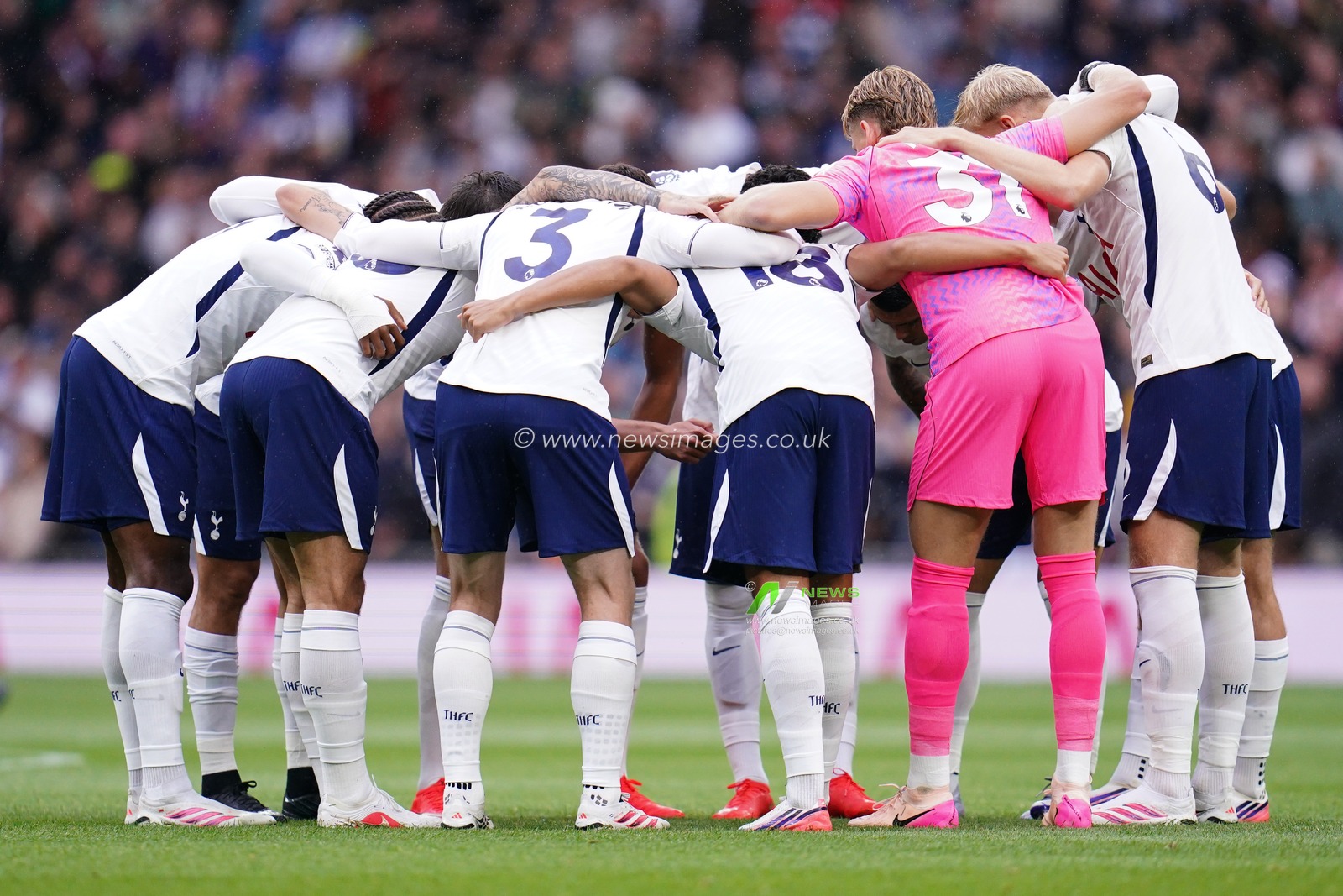 Tottenham hotspur players huddle before kick off during the Premier League match Tottenham Hotspur vs Newcastle Untied at Tottenham Hotspur Stadium, London, United Kingdom on 29 August 2026

(Photo by Harvey Murphy/News Images)