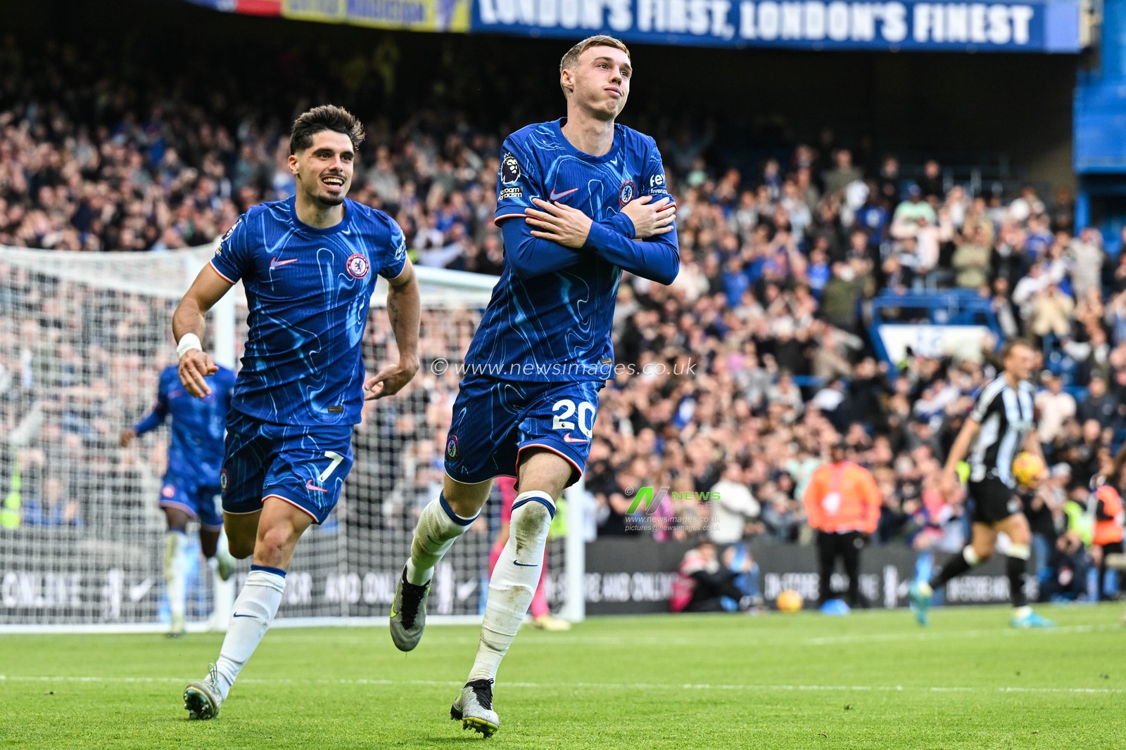 Cole Palmer of Chelsea celebrates his goal to make it 2-1 during the Premier League match Chelsea vs Newcastle United at Stamford Bridge, London, United Kingdom, 27th October 2024

(Photo by Cody Froggatt/News Images)