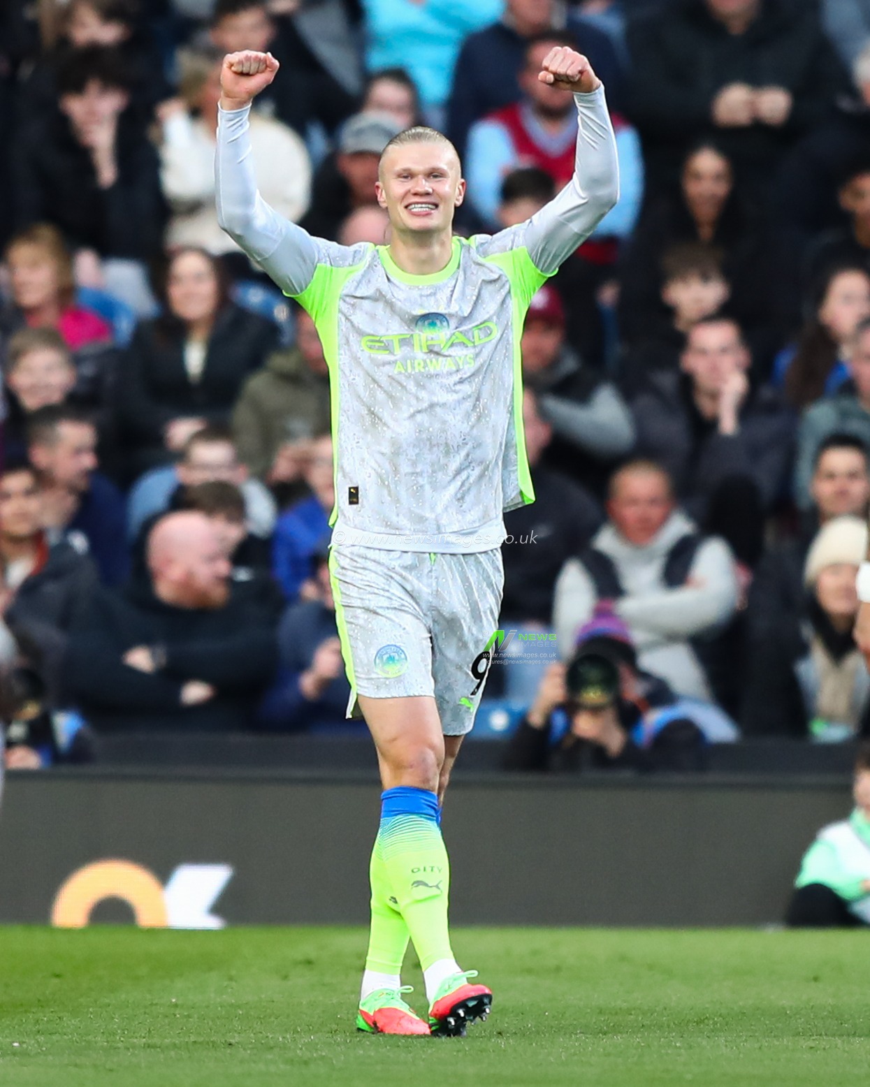 Erling Haland of Manchester City celebrates after scoring to make it 0-1 during the Premier League match Burnley vs Manchester City at Turf Moor, Burnley, United Kingdom on 22 April 2026

(Photo by Jorge Horsted/News Images)