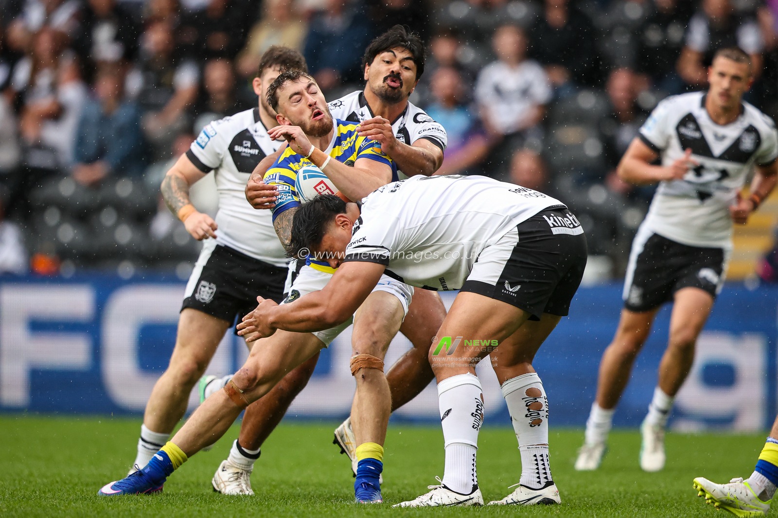 Matty Ashton of Warrington Wolves is tackled by Herman Ese'ese of Hull FC Matty Ashton of Warrington Wolves is tackled by during the Betfred Super League round 25 match Hull FC vs Warrington Wolves at MKM Stadium, Hull, United Kingdom on 29 August 2026

(Photo by Alfie Cosgrove/News Images)