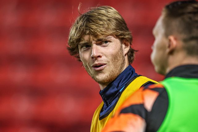 Luca Connell of Barnsley warms up on the sidelines during the Sky Bet League One match Barnsley vs Blackpool at Oakwell, Barnsley, United Kingdom on 02 September 2026

(Photo by Alfie Cosgrove/News Images)
