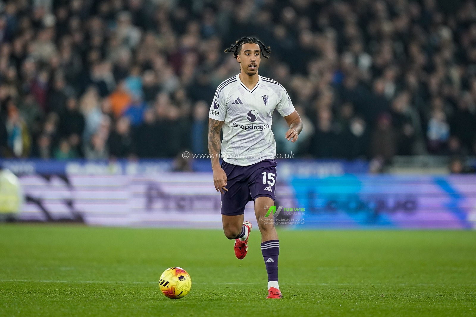 Leny Yoro of Manchester United makes a run with the ball  during the Premier League match West Ham United vs Manchester United at London Stadium, London, United Kingdom on 10 February 2026

(Photo by Maynard Manyowa/News Images)