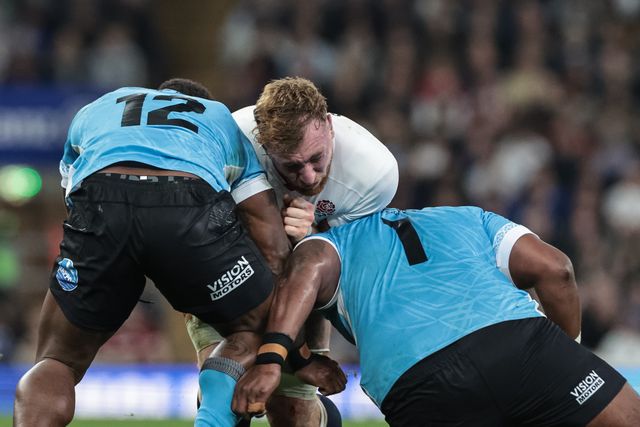 Ollie Chessum of England is tackled by Josua Tuisova of Fiji and Eroni Mawi of Fiji during the Quilter Nations Series 2025 match England vs Fiji at Allianz Stadium, Twickenham, United Kingdom, 8th November 2025

(Photo by Mark Cosgrove/News Images)

*** GER AUT SUI OUT ***